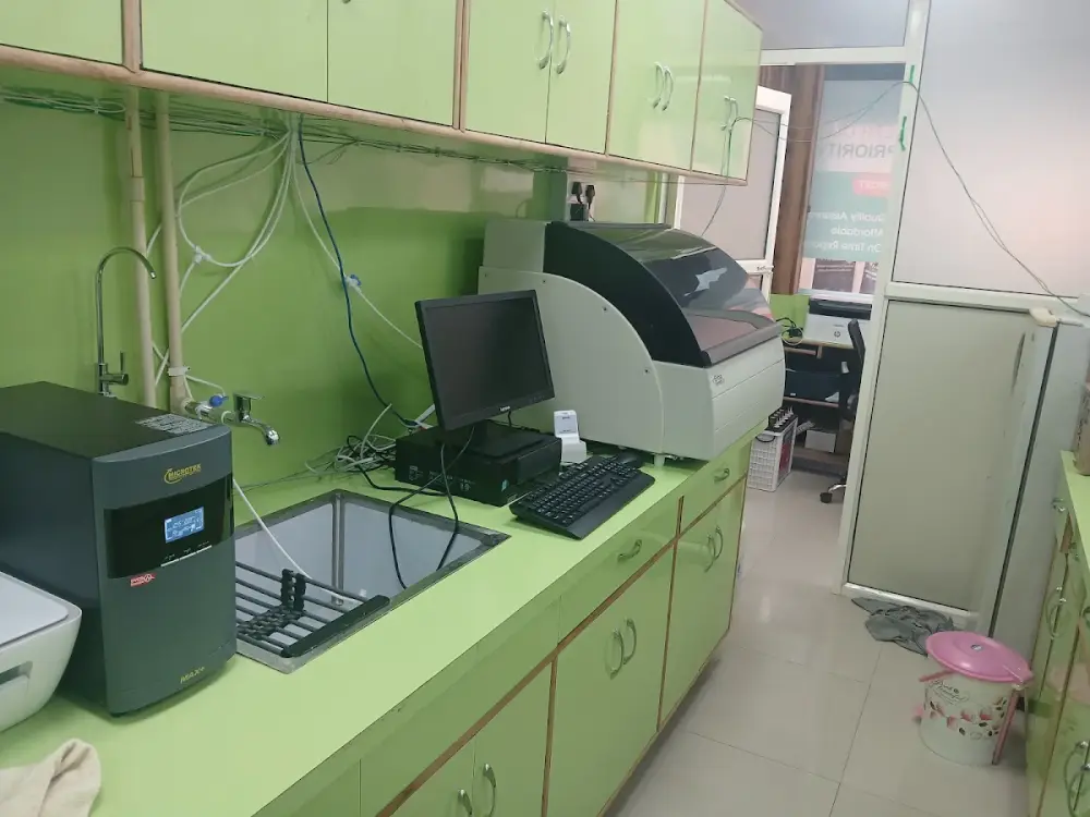 Lifeline path lab, market, Noida